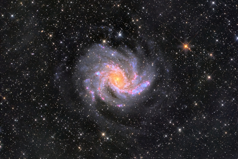 深宇宙2250万光年からの光彩 花火銀河NGC6946