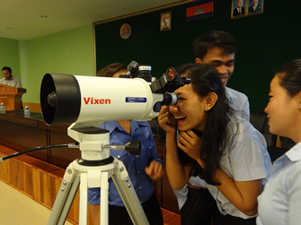 カンボジアへ天体望遠鏡を寄贈・「君もガリレオ！」プロジェクトに協賛