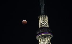 東京スカイツリータウン®×Vixen 1月31日！「皆既月食＆ブルームーン　天体観測イベント」に協力 赤銅色に染まる月を天体望遠鏡で観測